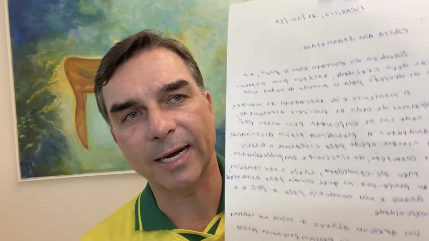 Flávio Bolsonaro exibindo carta atribuída a Jair Bolsonaro
