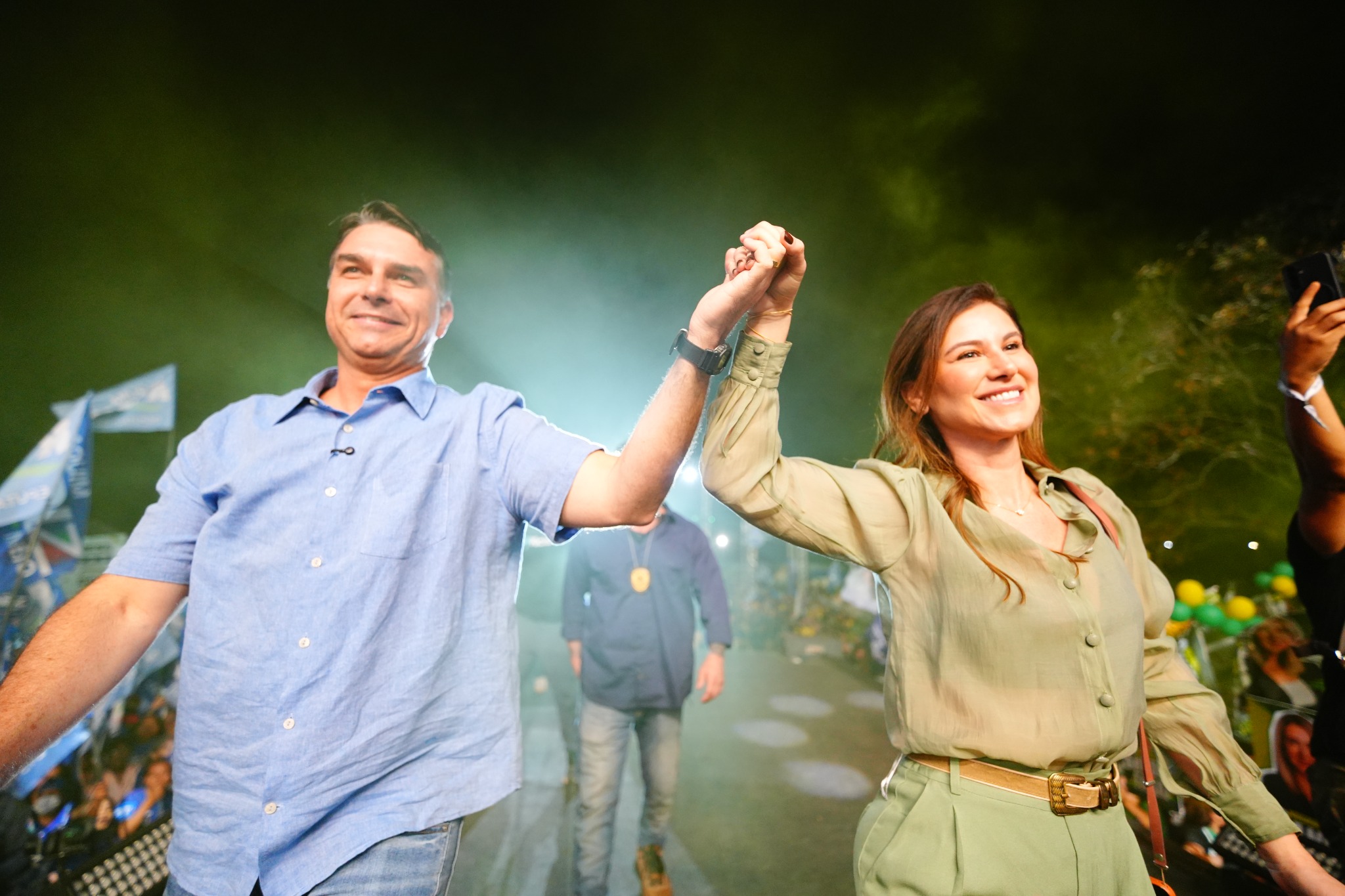 Flávio Bolsonaro em evento ao lado de apoiadora